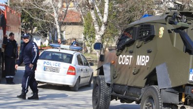 Няма опасност за живота на ранените в Лясковец полицаи
