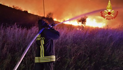 Сицилия и Сардиния горят, а Северна Италия - наводнения и свлачища