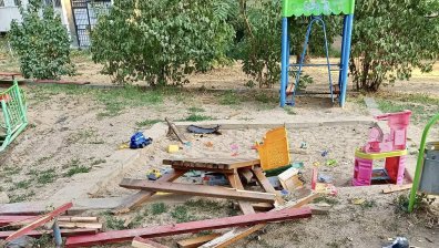 Мъжът, врязал се в детска площадка, полял приятелката си с бензин и искал да я сгази