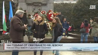 Десетки прииждат и отдават почит на Апостола от рано сутринта