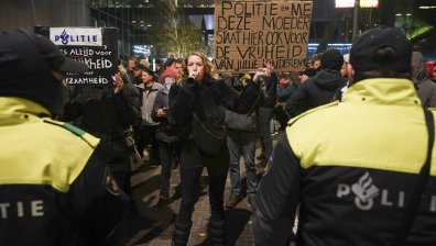 С водни оръдия разпръскаха протестиращи срещу локдауна в Хага (+ ВИДЕО)