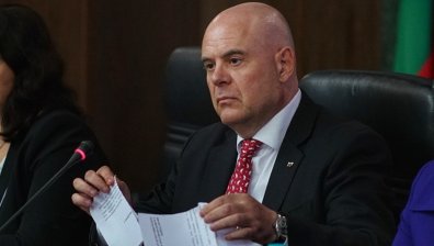 Искането за оставката на Гешев е в ръцете му, разполага с дни за становище и защита