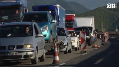 Тежък трафик, тапи и катастрофи в последния почивен ден за Великден