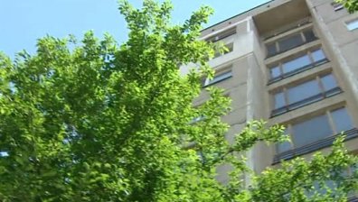 Възрастна жена в Бургас изхвърли 7 хил. лева през терасата си