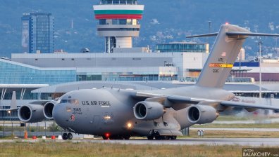 Огромен американски военен самолет кацна на летището в София