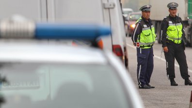 Шестима ранени, сред тях и дете, при челен удар на две коли на пътя Кюстендил - София