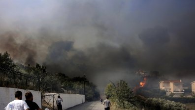 Огненият ад в Гърция взе още жертви, жена загина в Ламия, къщи са напълно изгорели