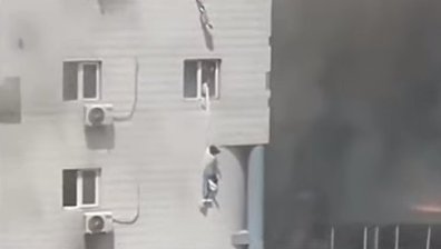 Кошмарът в Пекин - хора висят по климатиците, други скачат от прозорците, за да се спасят (+ВИДЕО)