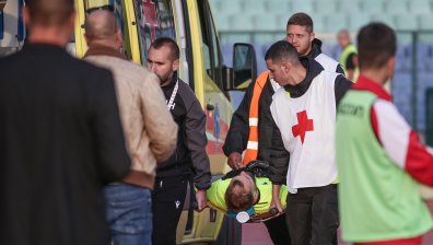 Удар по ЦСКА: Изнесоха на носилка и откараха в болница Густаво Бусато