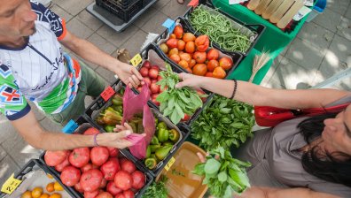 Храните и културата поскъпват, облеклото и транспортът поевтиняват