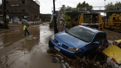 Бурята "Даниел" превърна улици в Гърция в реки, затвориха магазини, пътища, летище
