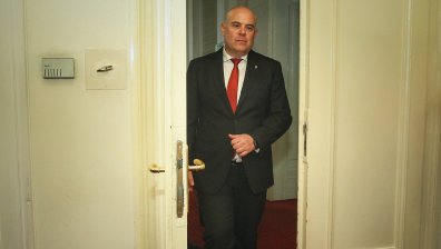 Гешев изпълни заканата си и сезира КС за закриването на спецправосъдието