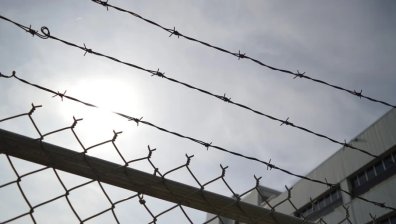 Непоправим рецидивист с 8 присъди обра инвалид, иска от съда година затвор