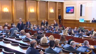 Пореден скандал в НС: БСП и ДПС поискаха оставката на Валентин Касабов