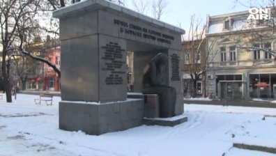 Паметници в центъра на Русе осъмнаха изрисувани от вандали