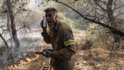 Неравна битка за оцеляване - жегата погуби хиляди в Европа, пожари поглъщат домове