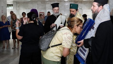 С молитви за здраве: Хавайската икона на Богородица посети ВМА (СНИМКИ)