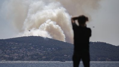 Голям горски пожар в Турция ограничи движението през Дарданелите (+ВИДЕО)