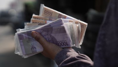 Защо България е с най-силен спад на емигрантските преводи от общо 37 държави?