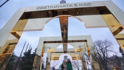 "Колективът" с разяснения за "златната" арка, килимчето ги изненадало, но им харесва