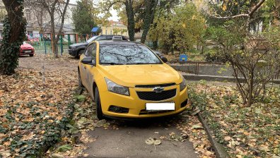 Наглост: Паркирал насред пешеходна алея в Русе