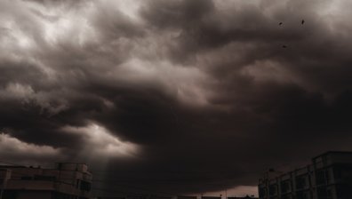 Жълт и оранжев код за силен вятър в цялата страна, поривите минават 100 км/ч