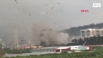 Торнадо в Анталия захвърли кола с момиче зад волана в река