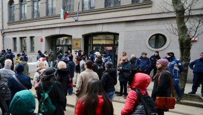 Полицейски кордон пред ВСС и протестиращите срещу Сарафов (СНИМКИ)