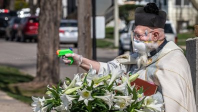 Свещеник в САЩ пръска светена вода с пистолет играчка заради Ковид-19