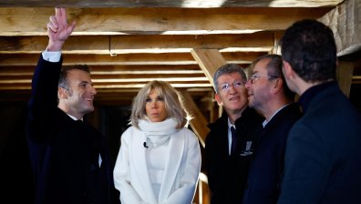 Еманюел Макрон инспектира възстановената катедрала "Нотр Дам" (+СНИМКИ)