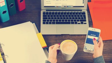 Каква сделка сключиха Google и Facebook?