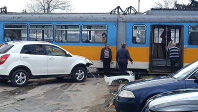 Шофьор заби колата си в трамвай на столичен булевард, спряха движението
