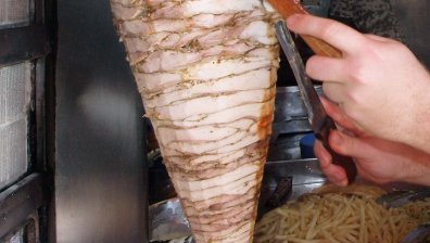 Пилешко с ешерихия коли и стар хляб: Това натровило децата, яли дюнери в Розино