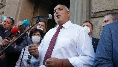 Борисов даде брифинг и слезе сред протестиращите