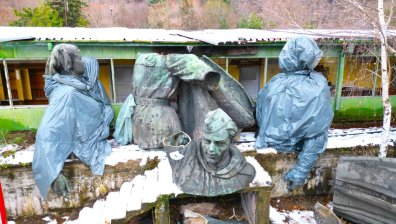 Пореден епизод от сагата с Паметника на Съветската армия - как фигурите стигнаха до кална поляна?