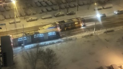 Снегът изненада тролеи и трамваи в София, 110 снегорина чистят и опесъчават