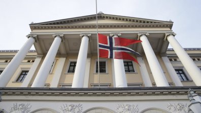 Мъж в инвалидна количка хвърлил коктейли "Молотов" по двореца в Осло