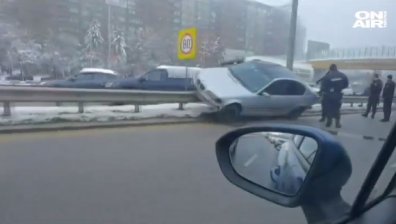 Автомобил се приземи върху мантинелата на "Цариградско шосе" в София