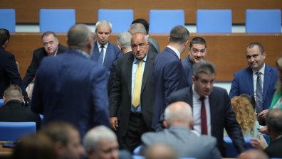С нападки вместо нови цели депутатите се върнаха обратно на работа