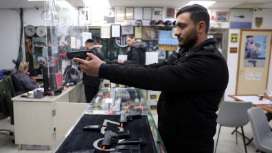 Израелци масово се въоръжават след атаката на "Хамас", 100 000 са молбите