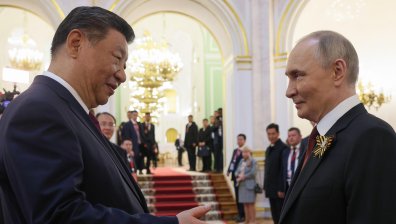 Си Дзинпин към Путин: Русия да подобри отношенията си със САЩ