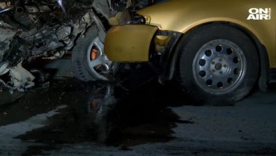 Тежка катастрофа край Велико Търново, 19-годишен помете два автомобила