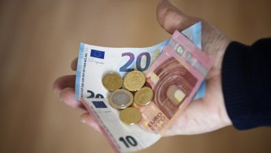 КС допусна делото за замразената минимална работна заплата