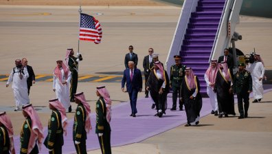 Защо посрещнаха Доналд Тръмп с лилав килим в Рияд (+СНИМКИ)