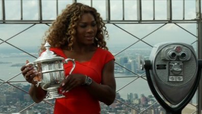 Серина качи трофея от US Open на Емпайър Стейт Билдинг
