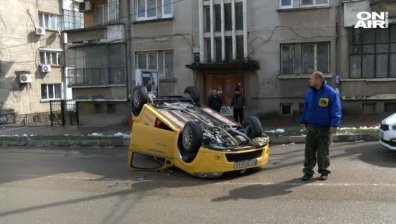 Такси се преобърна по таван в центъра на Велико Търново
