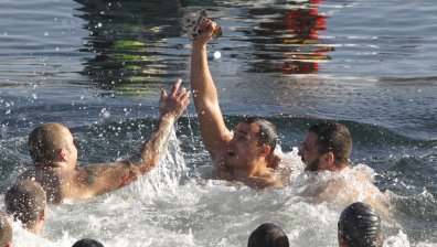 Студент от София хвана Богоявленския кръст в столицата