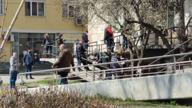 "Зелен коридор" и опашка пред ИСУЛ в София за ваксиниране с AstraZeneca