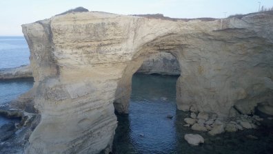 Силен циклон унищожи прочутата "Арка на влюбените" в Италия