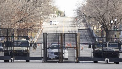 Двойни заграждения и въоръжени патрули в САЩ преди планираните протести